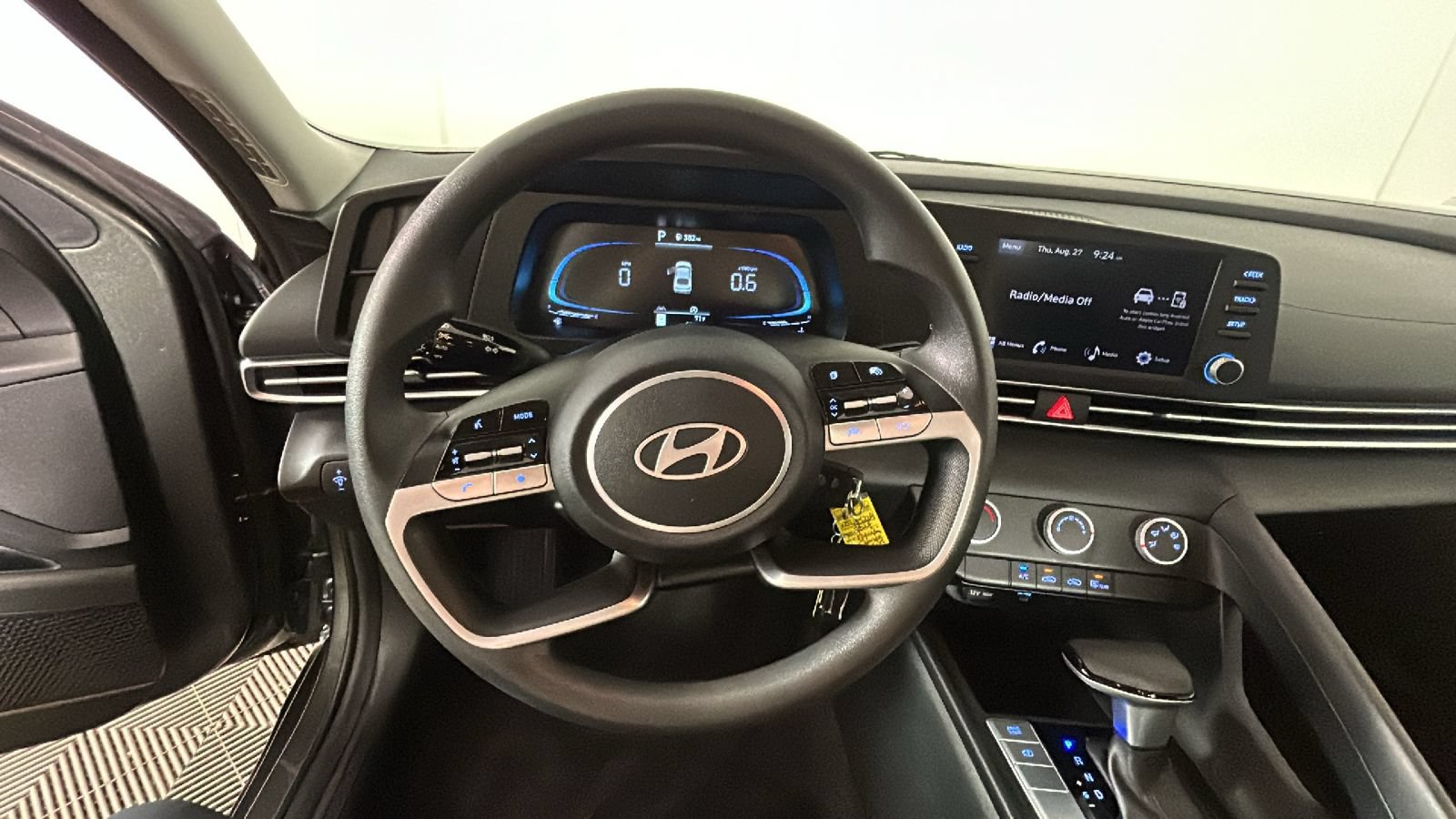 Certified 2024 Hyundai Elantra SE FWD image 17