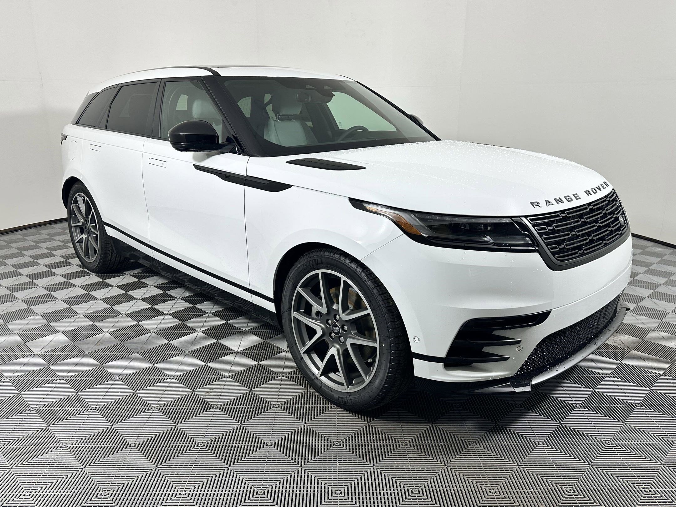 New 2026 Land Rover Range Rover Velar Dynamic SE image 6