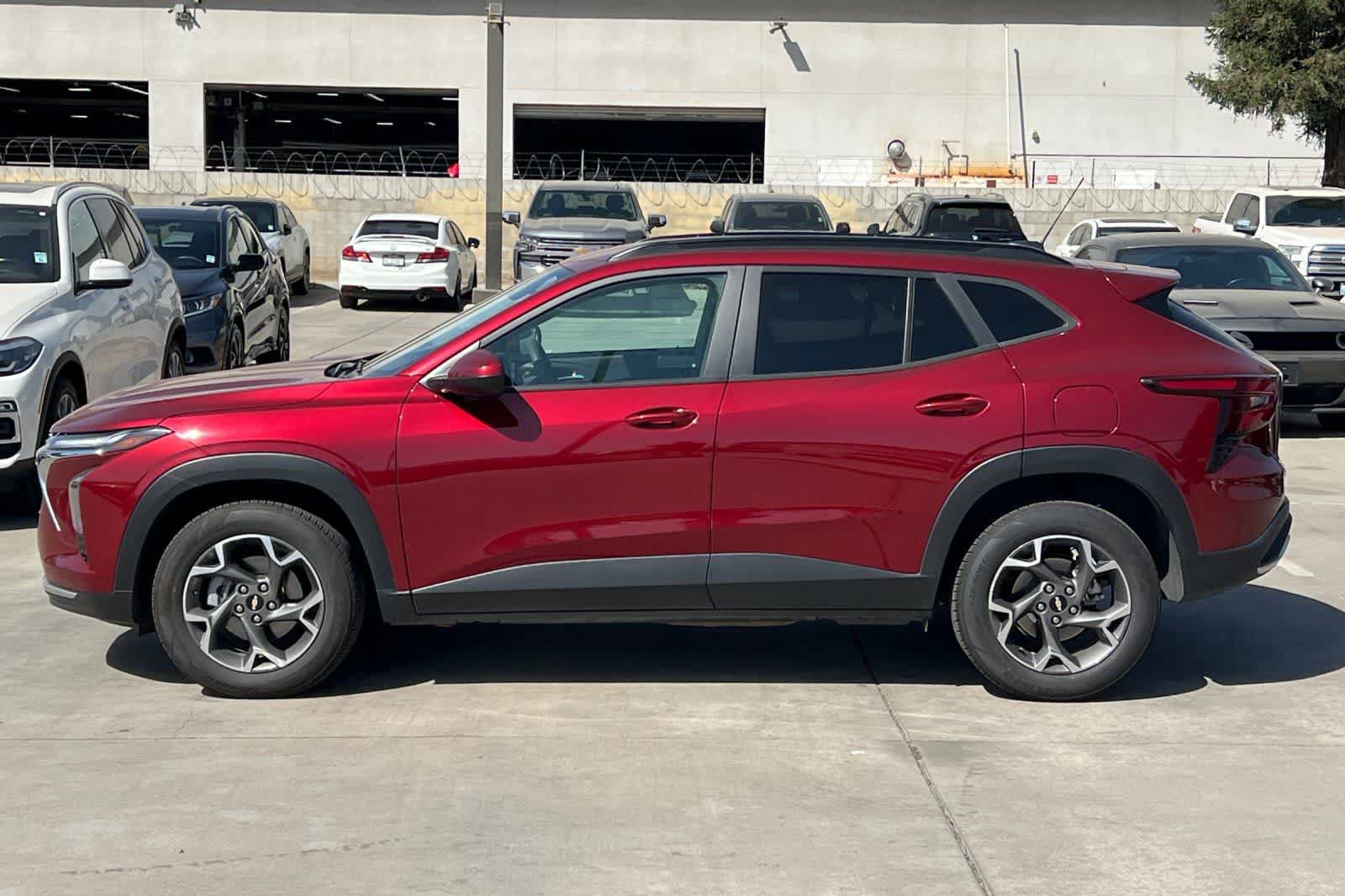 Used 2025 Chevrolet Trax LT FWD image 6