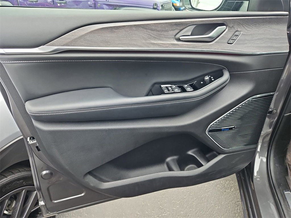 Used 2023 Jeep Grand Cherokee Overland image 10