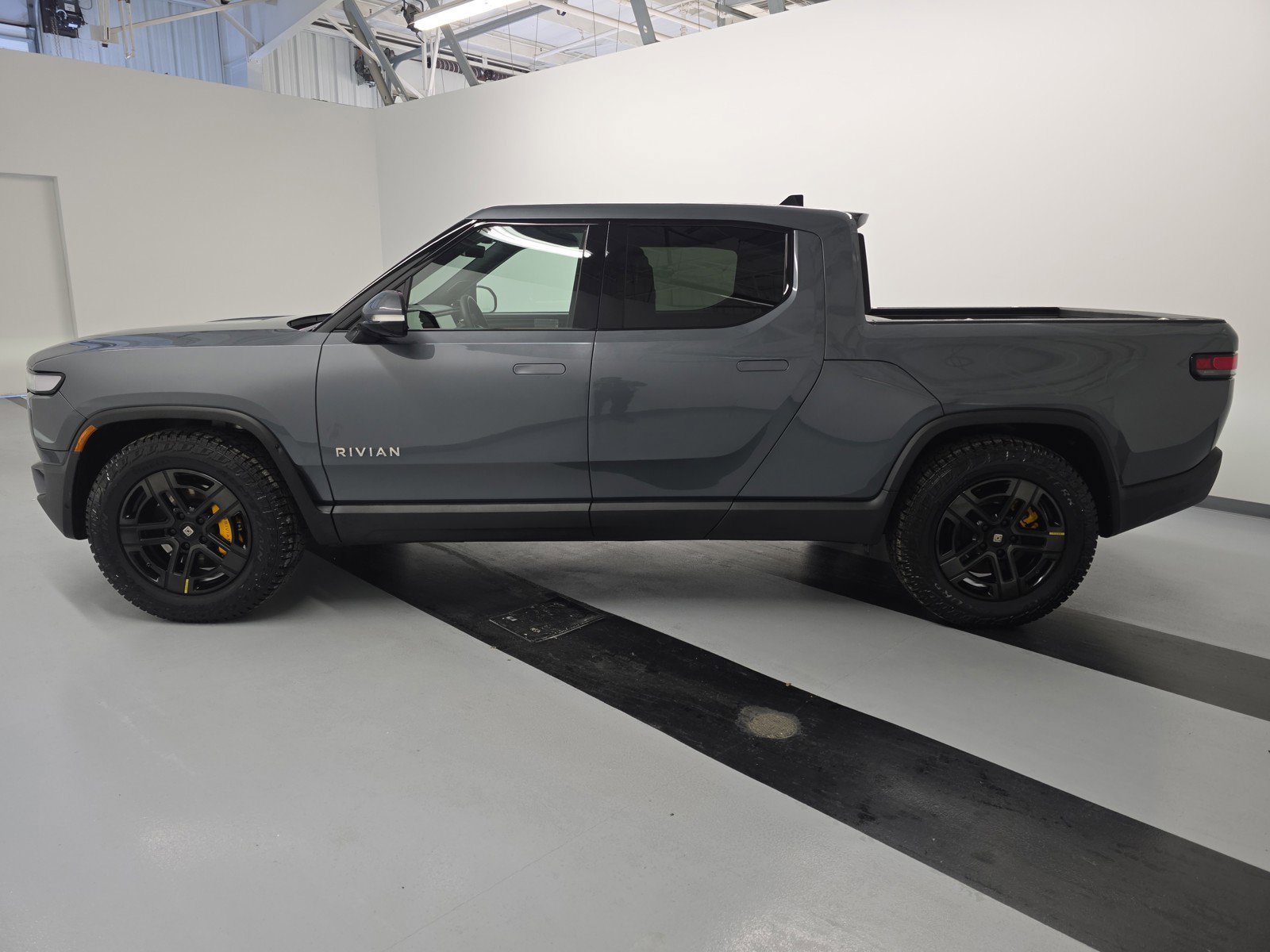 Used 2022 Rivian R1T Adventure image 2