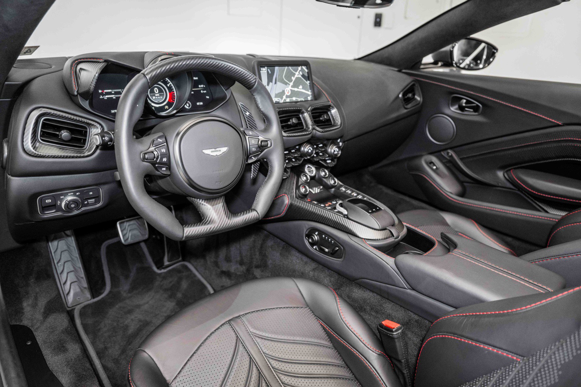 Used 2023 Aston Martin V12 Vantage Roadster image 3