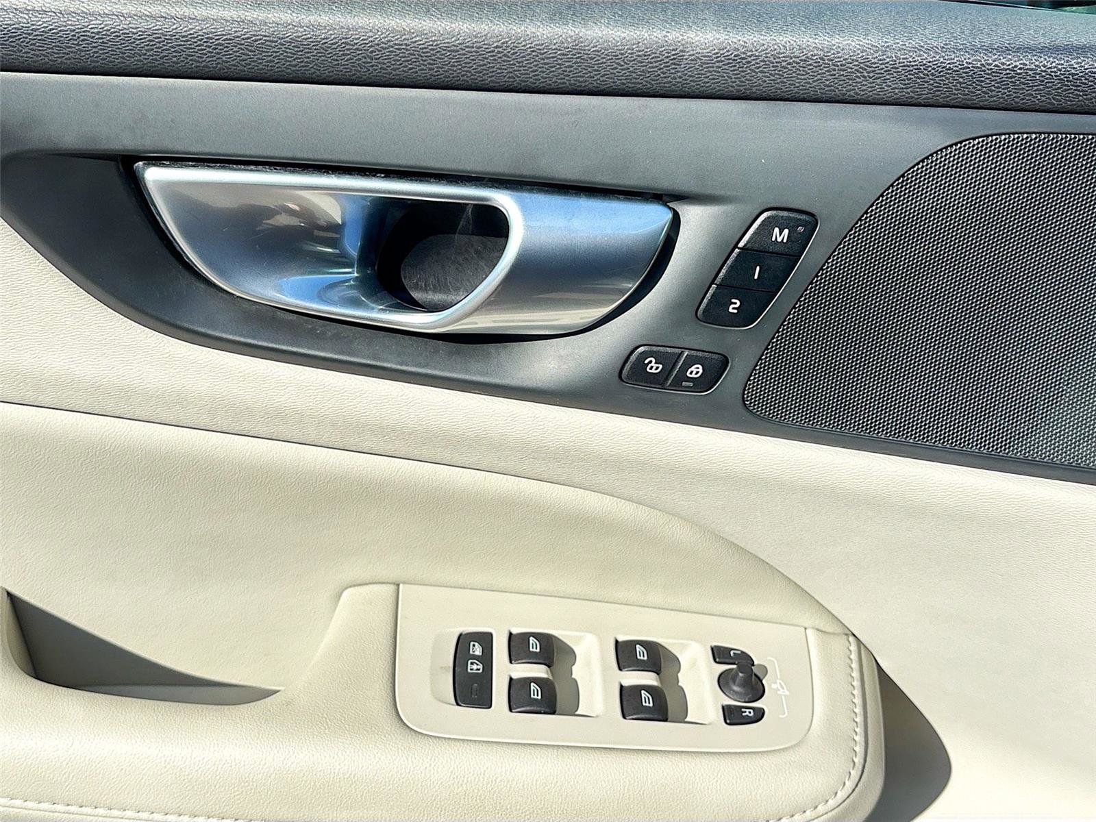 Used 2025 Volvo V60 B5 Cross Country Plus image 18