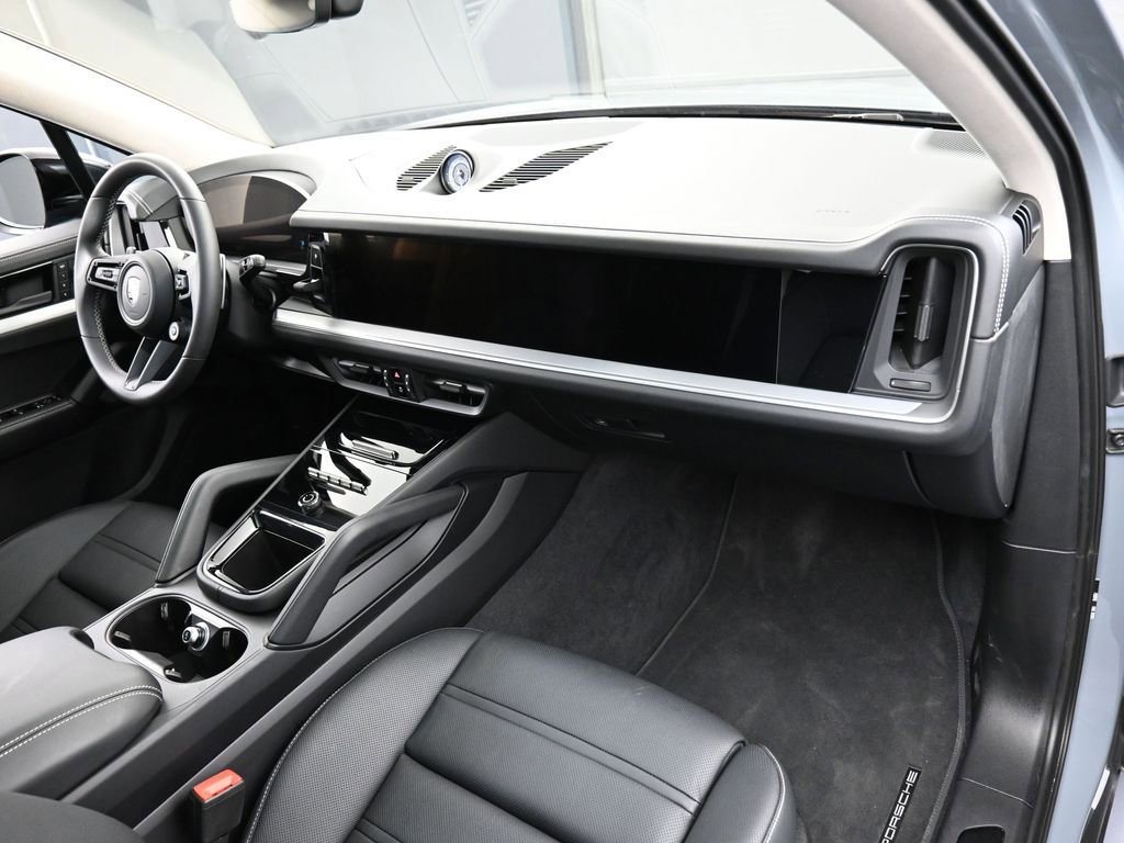 Certified 2025 Porsche Cayenne Turbo AWD/4WD image 31