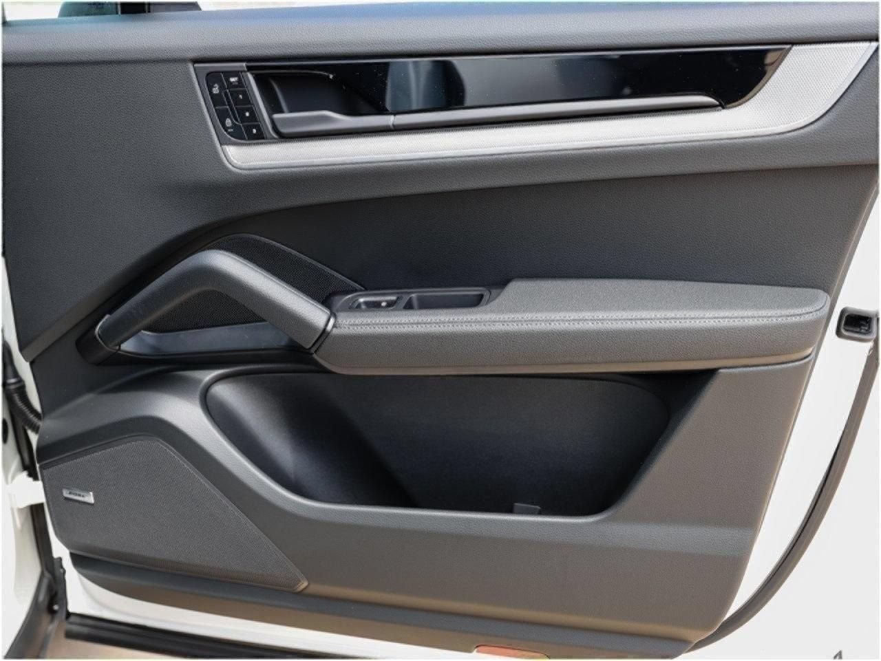 Certified 2025 Porsche Cayenne Coupe AWD/4WD image 26