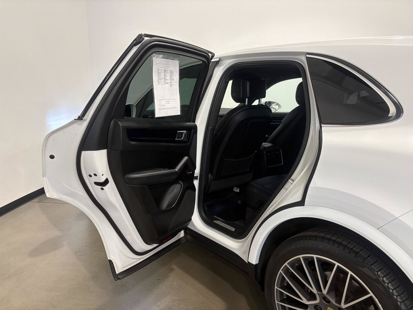 Used 2022 Porsche Cayenne AWD/4WD image 30