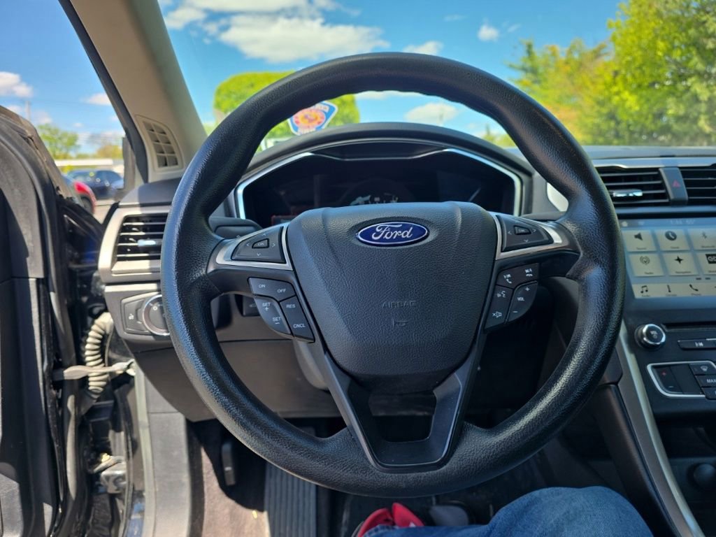 Used 2017 Ford Fusion SE w/ Fusion SE Technology Package FWD image 14