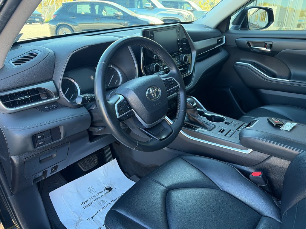 Used 2022 Toyota Highlander XLE AWD/4WD image 11
