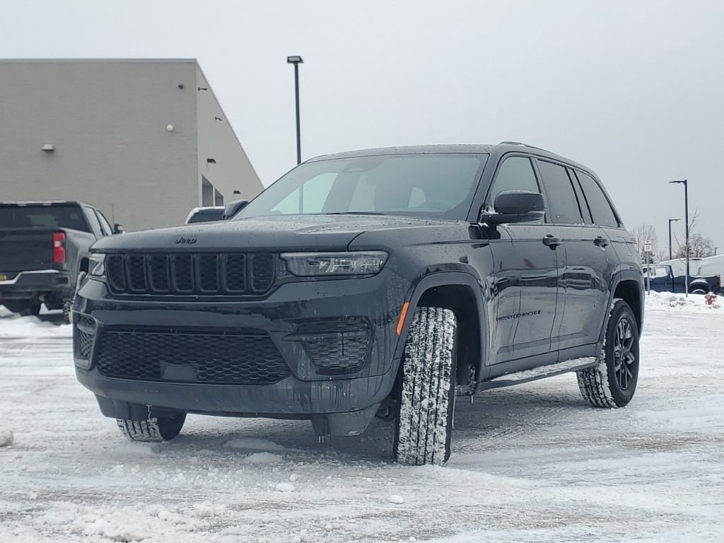 Used 2025 Jeep Grand Cherokee Altitude image 4