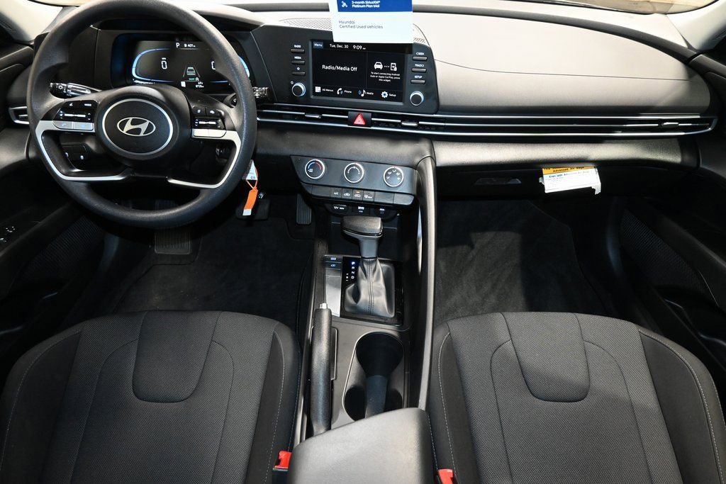 Used 2025 Hyundai Elantra SE image 13