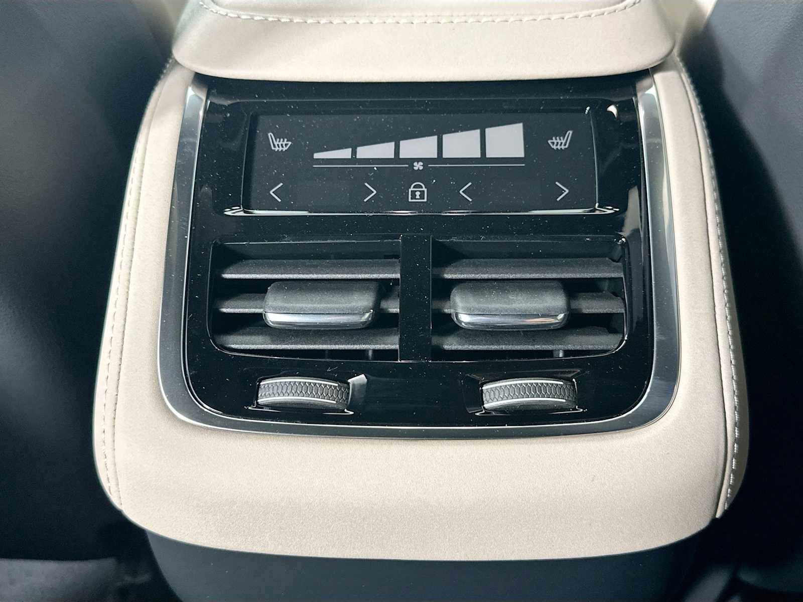 Used 2025 Volvo XC90 B6 Plus w/ Protection Package Premier image 24