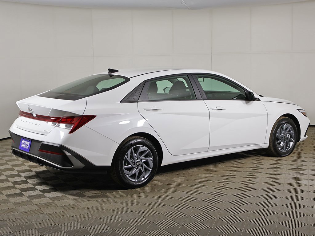 Used 2025 Hyundai Elantra Blue image 9