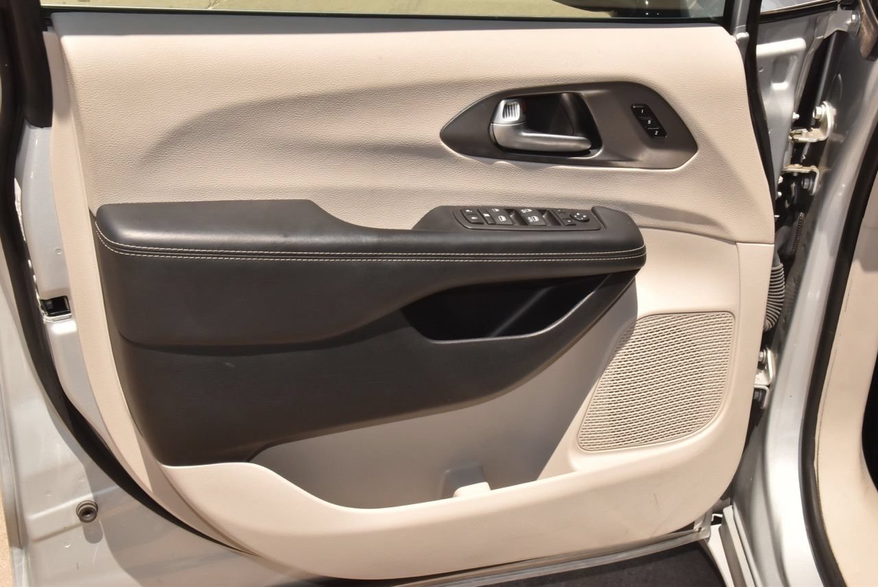 Used 2024 Chrysler Pacifica Touring-L FWD image 35