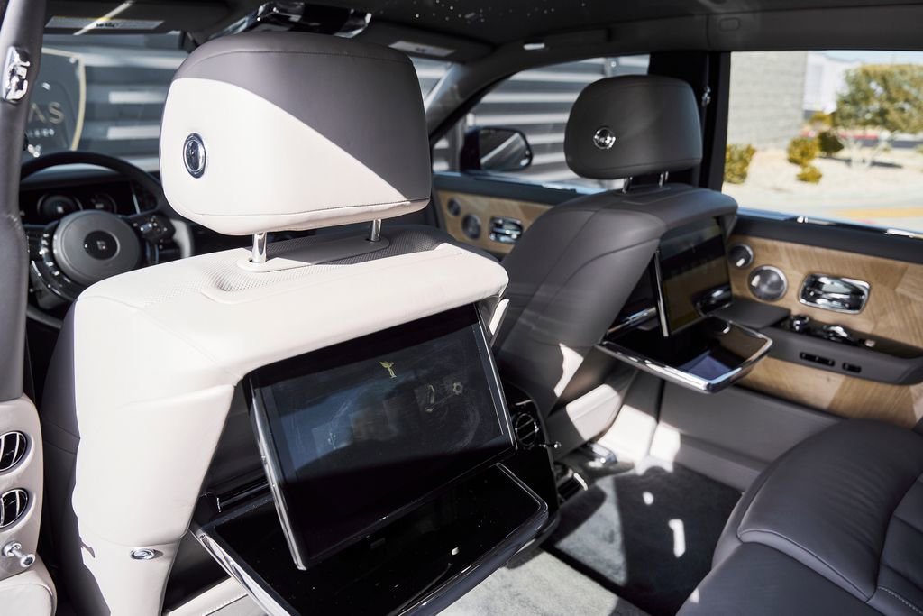 Used 2025 Rolls-Royce Phantom Sedan RWD image 46