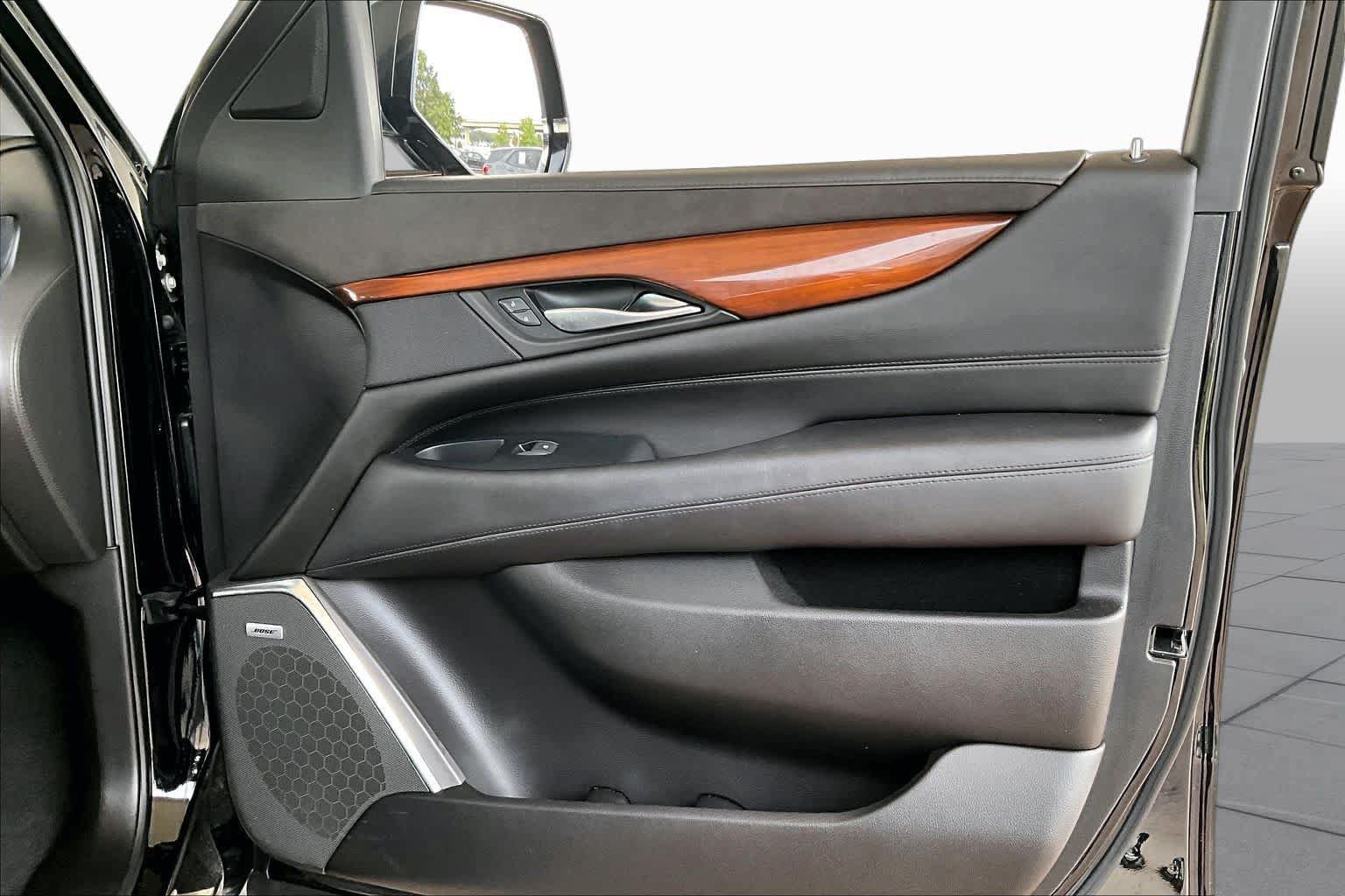 Used 2017 Cadillac Escalade Luxury AWD/4WD image 20