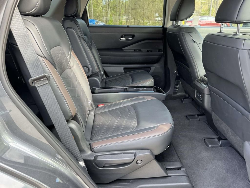 Used 2023 Nissan Pathfinder Platinum image 15