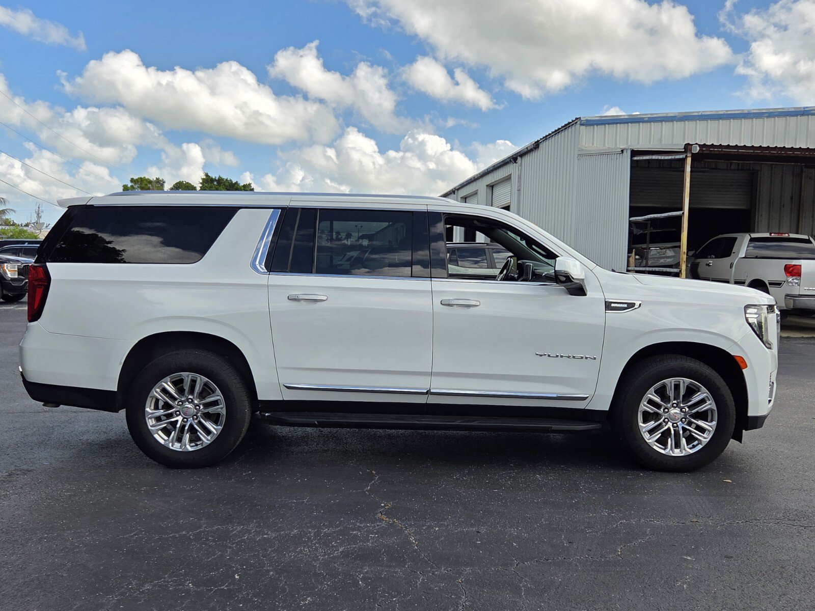 Certified 2021 GMC Yukon XL SLT w/ SLT Premium Package AWD/4WD image 6