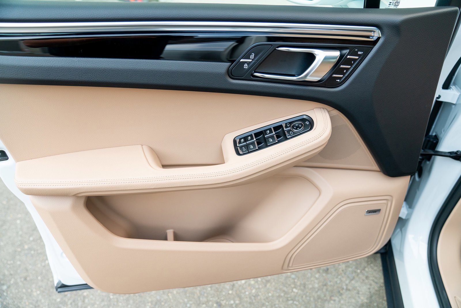 Certified 2025 Porsche Macan image 10