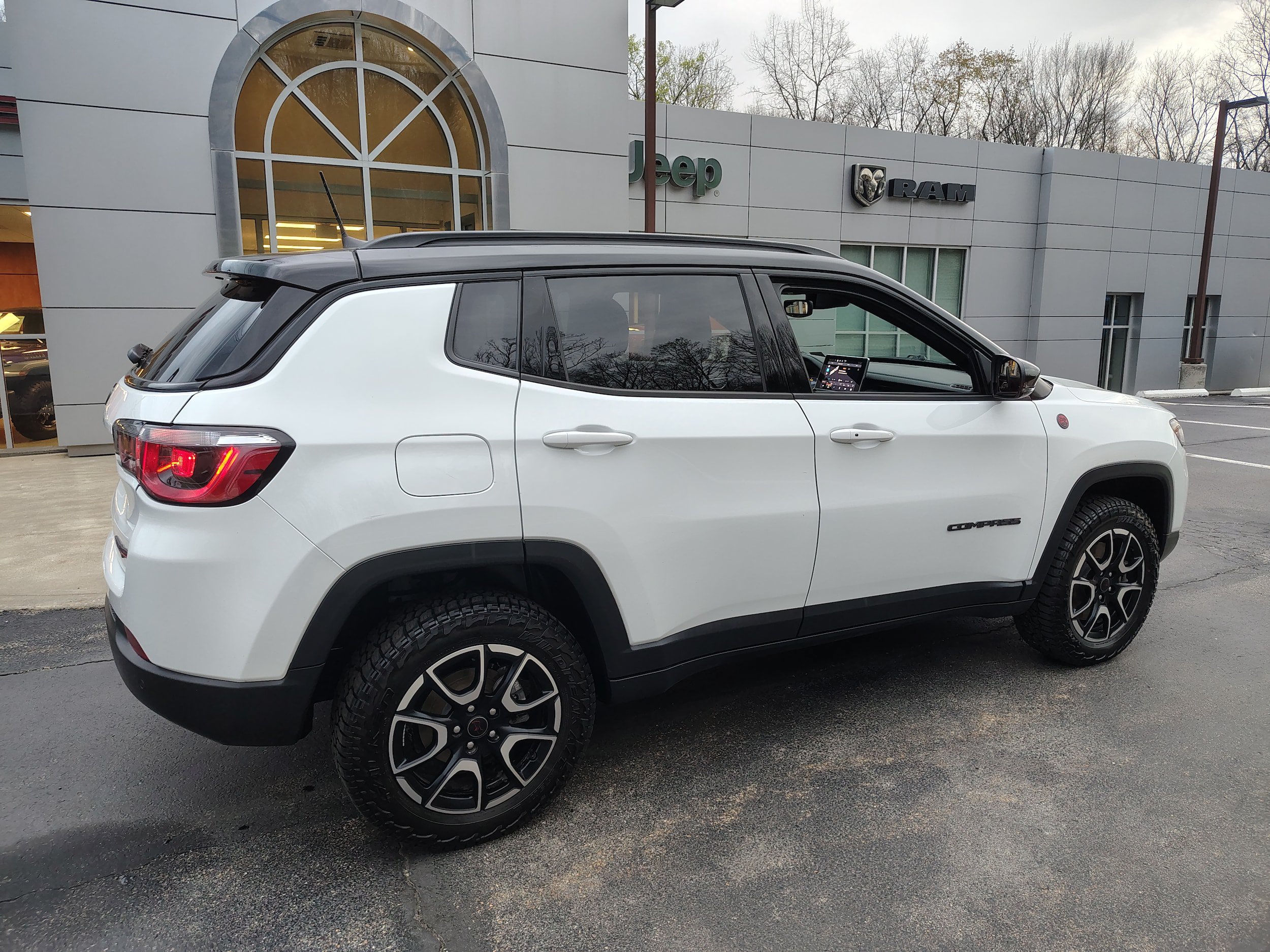 Certified 2025 Jeep Compass Trailhawk AWD/4WD image 13