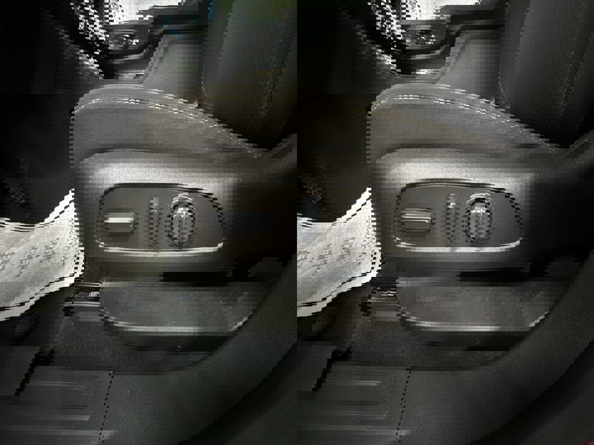 Used 2023 GMC Acadia SLE w/ Driver Convenience Package image 18