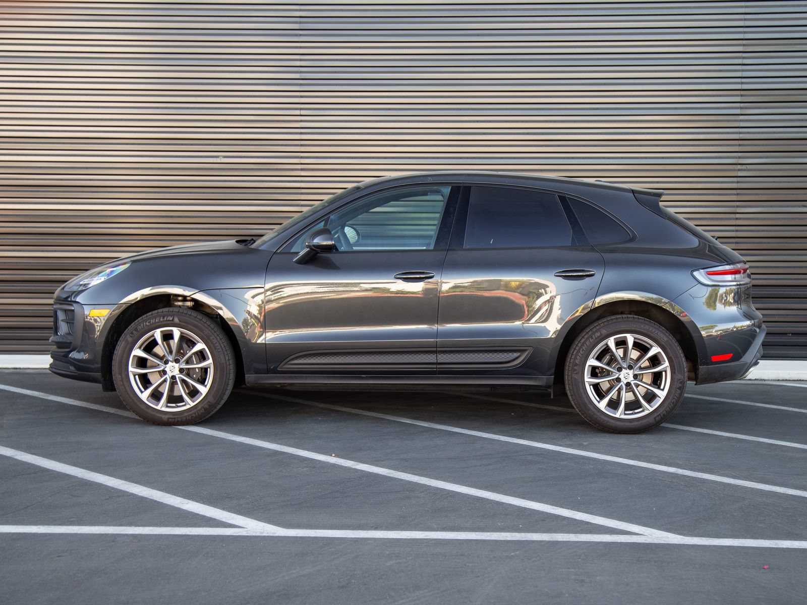 Certified 2024 Porsche Macan AWD/4WD image 2