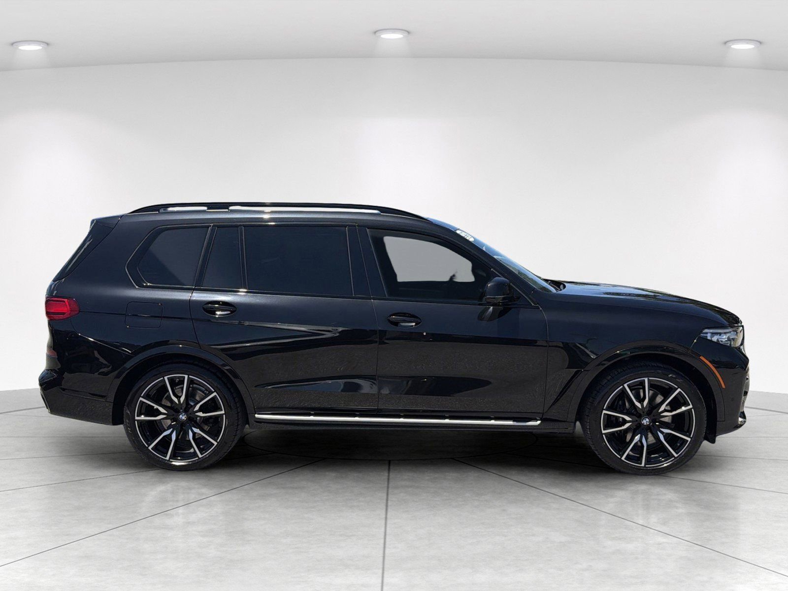 Used 2022 BMW X7 xDrive40i w/ M Sport Package AWD/4WD image 3