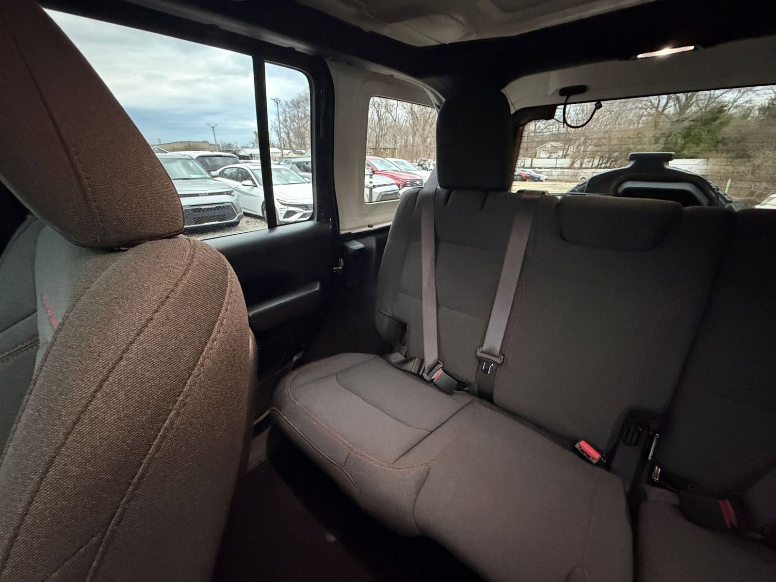 Used 2025 Jeep Wrangler Unlimited Rubicon AWD/4WD image 39