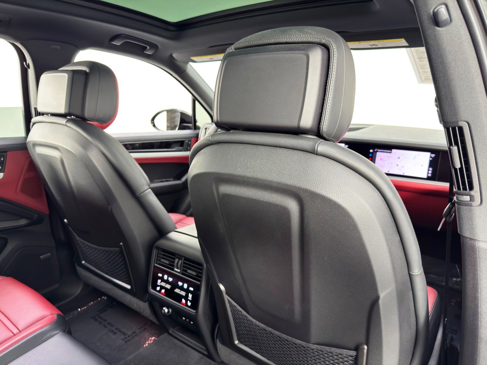 Used 2024 Porsche Cayenne image 39