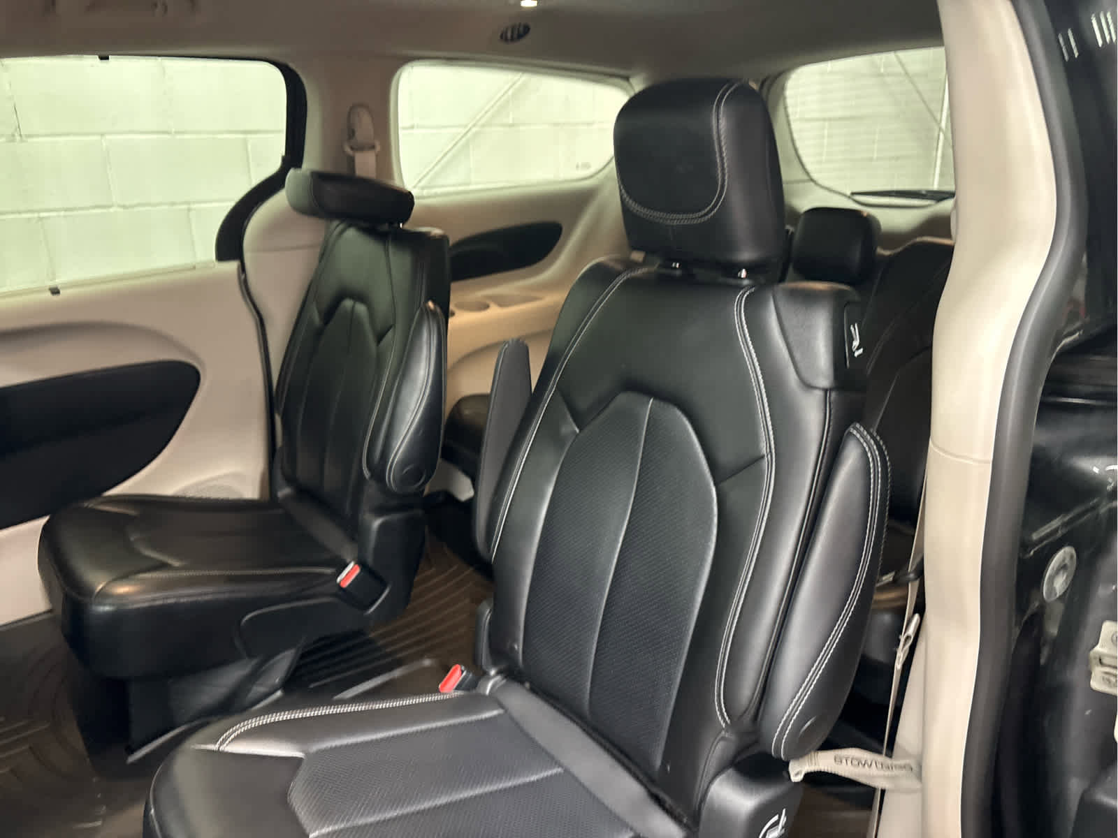 Used 2023 Chrysler Pacifica Touring-L image 37