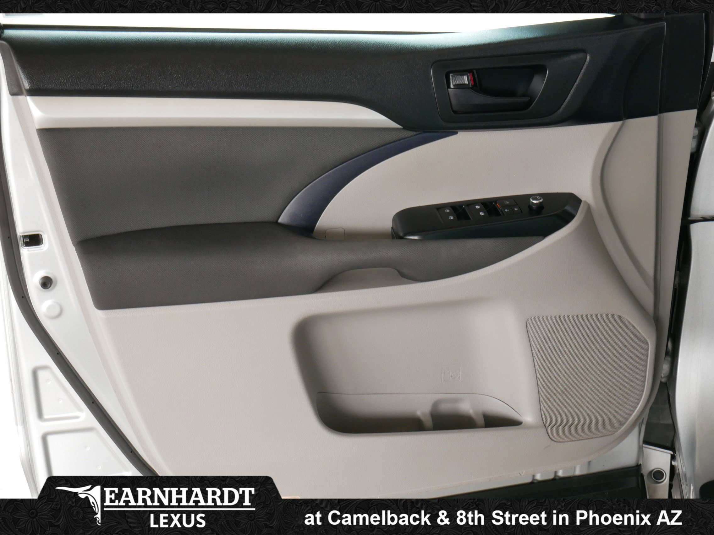 Used 2017 Toyota Highlander LE image 6