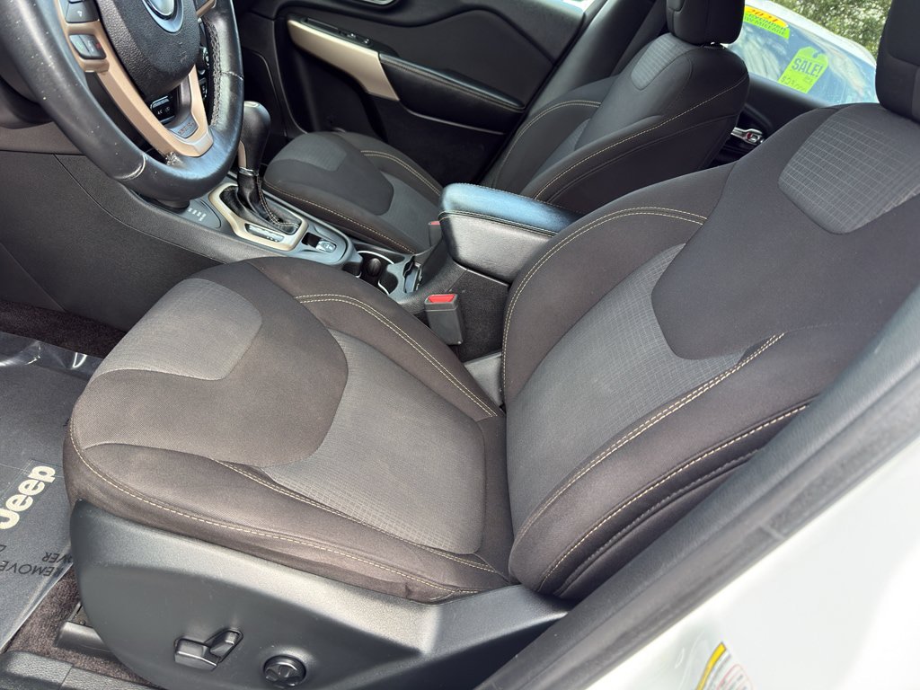 Used 2017 Jeep Cherokee Latitude w/ Safety/Convenience Group AWD/4WD image 9