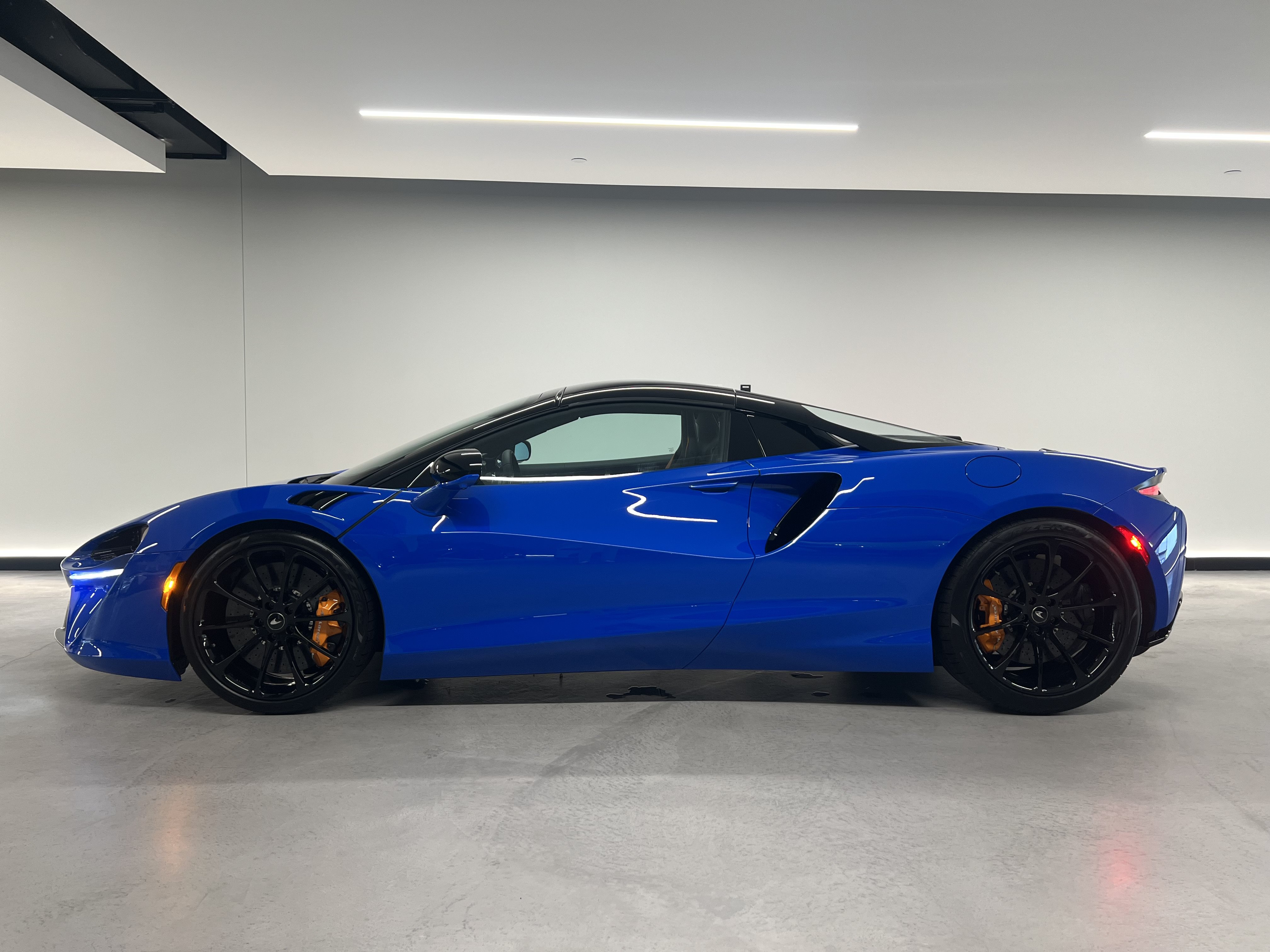 Used 2027 McLaren Artura Spider RWD image 31