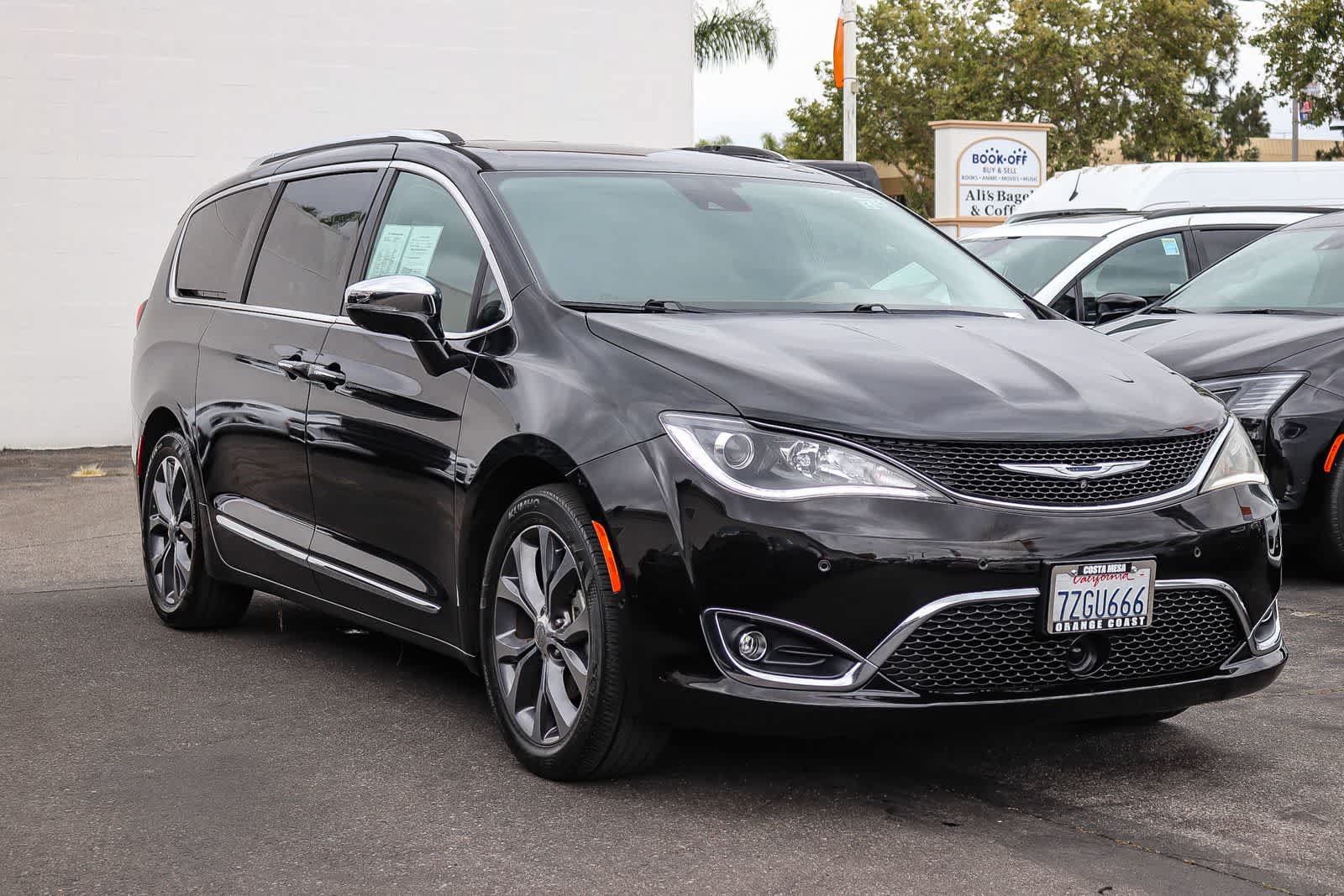 Used 2017 Chrysler Pacifica Limited FWD image 3