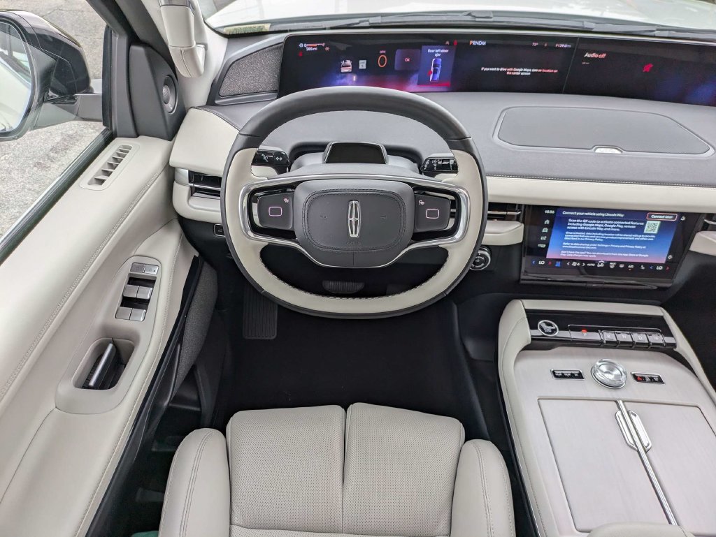 Certified 2026 Lincoln Navigator Reserve AWD/4WD image 17