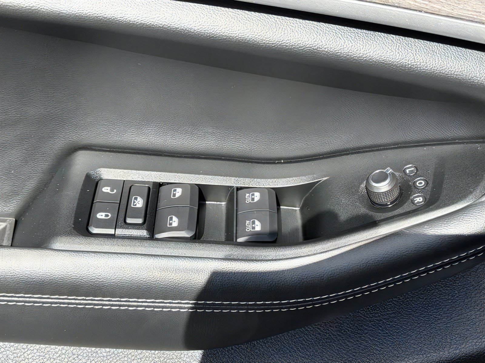 Used 2025 Jeep Grand Cherokee Limited w/ Luxury Tech Group II RWD image 16