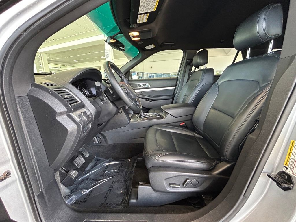 Used 2017 Ford Explorer XLT w/ Equipment Group 202A image 10