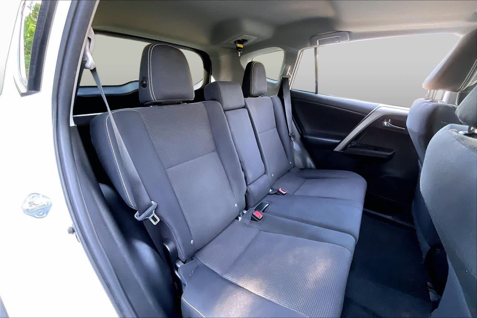 Used 2016 Toyota RAV4 XLE AWD/4WD image 19