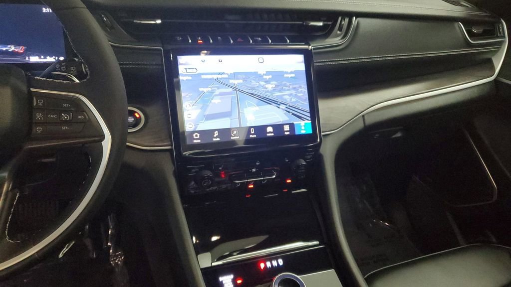 Used 2024 Jeep Grand Cherokee Limited w/ Black Appearance Package image 25