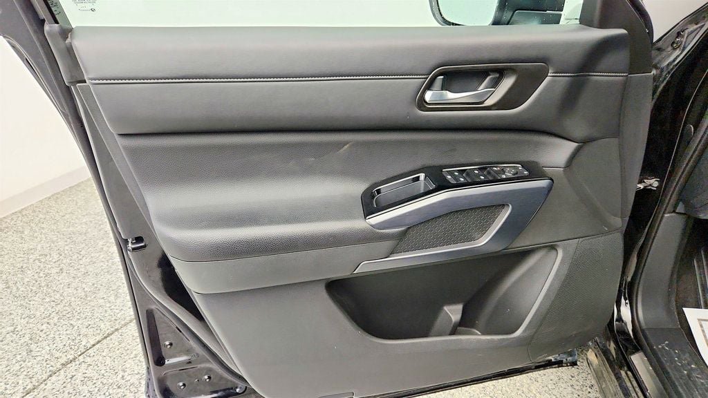 Used 2023 Nissan Pathfinder SL w/ SL Premium Package AWD/4WD image 11