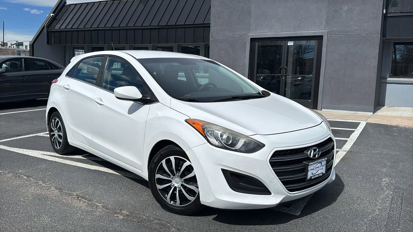 Used 2017 Hyundai Elantra GT image 1
