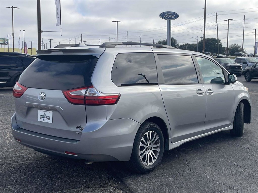 Used 2018 Toyota Sienna XLE image 3