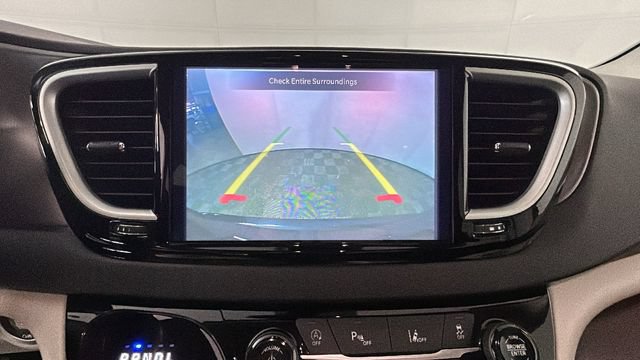 Used 2024 Chrysler Pacifica Touring-L FWD image 24