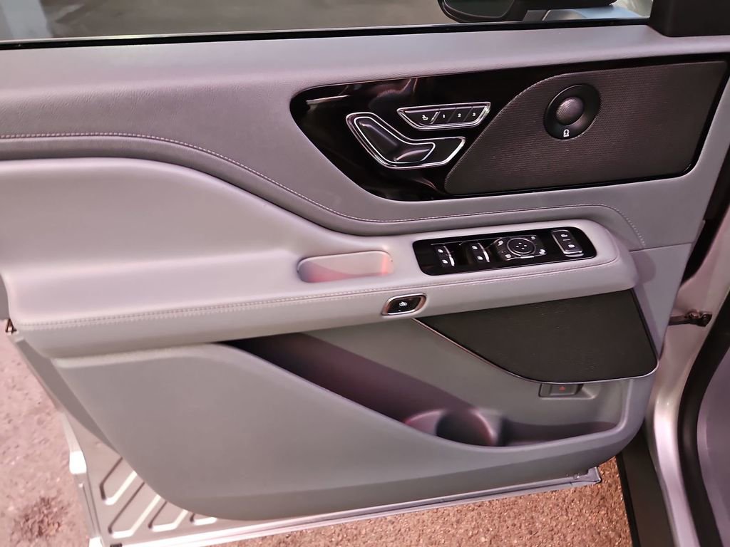 Used 2020 Lincoln Aviator Reserve w/ Equipment Group 201A image 13