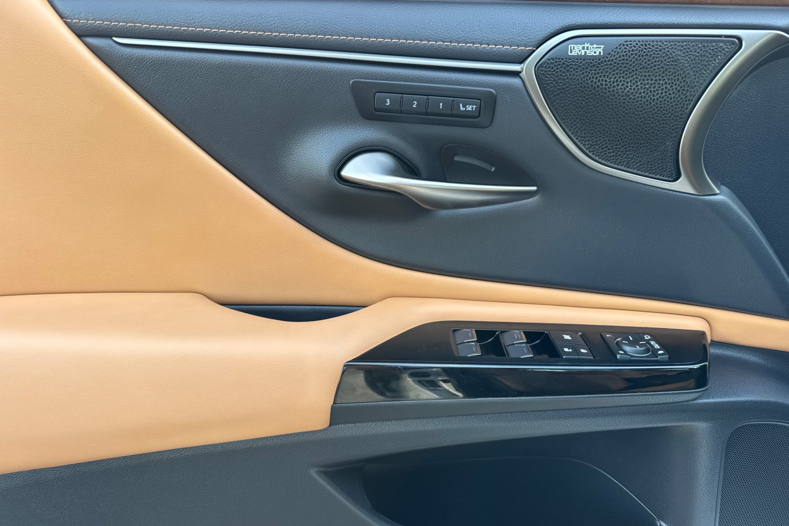 Certified 2025 Lexus ES 300h w/ Accessory Package (Z1) FWD image 8