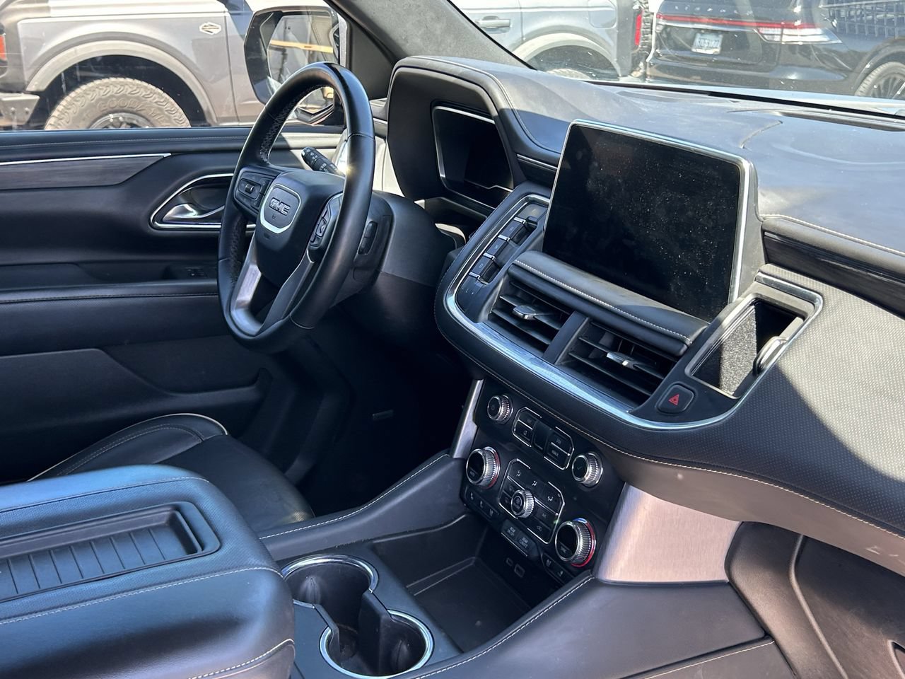 Used 2023 GMC Yukon XL SLT w/ SLT Premium Package AWD/4WD image 9