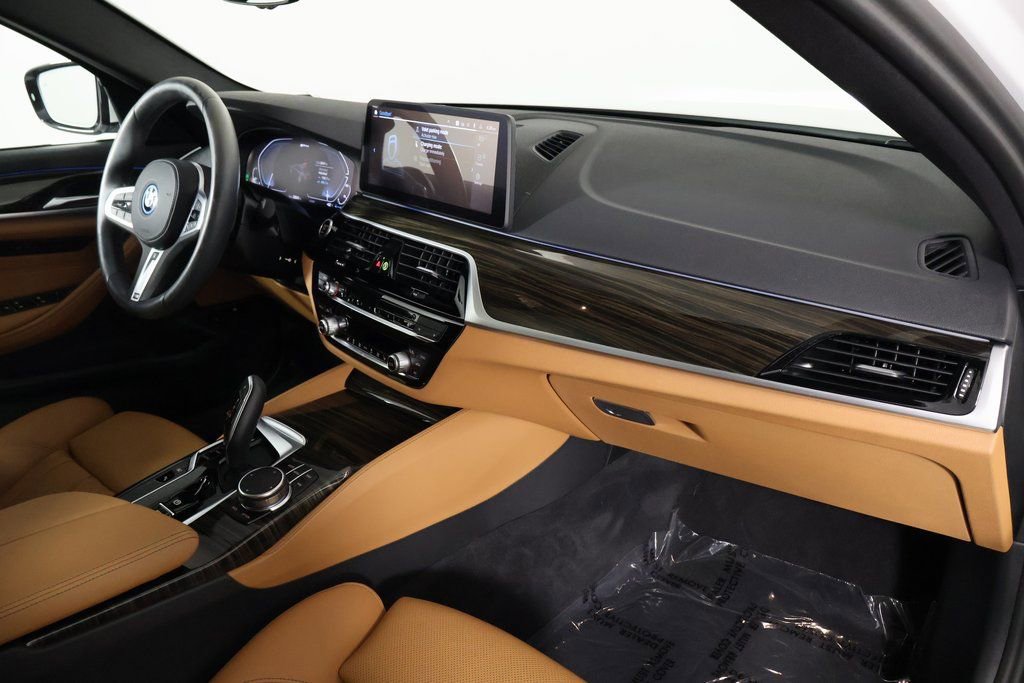 Used 2023 BMW 530e xDrive w/ M Sport Package image 9
