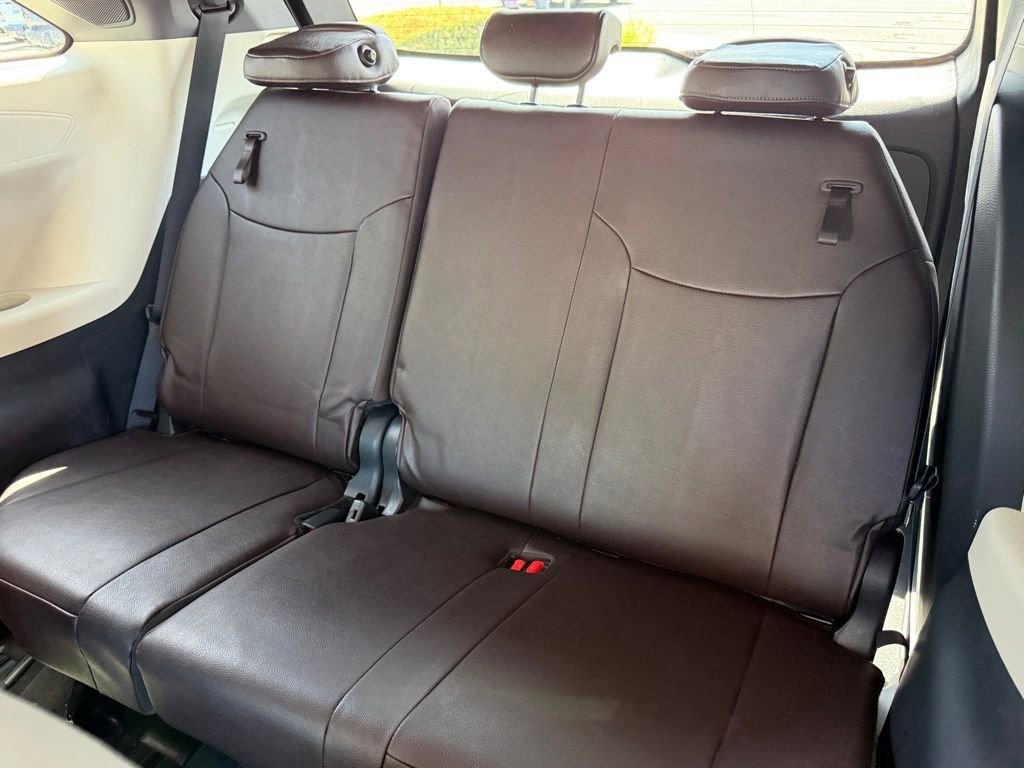 Certified 2024 Toyota Sienna Platinum image 33