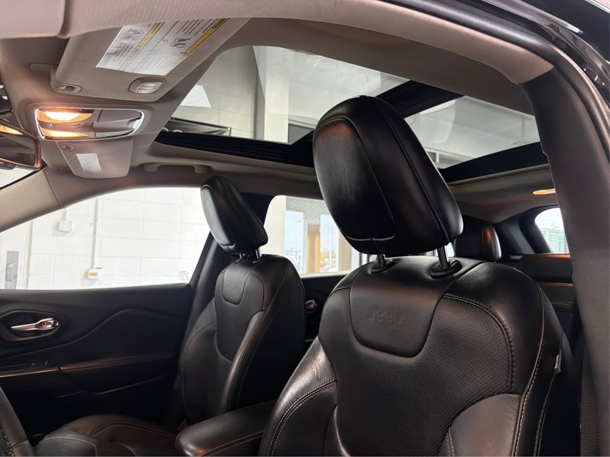 Used 2014 Jeep Cherokee Limited w/ Luxury Group AWD/4WD image 26
