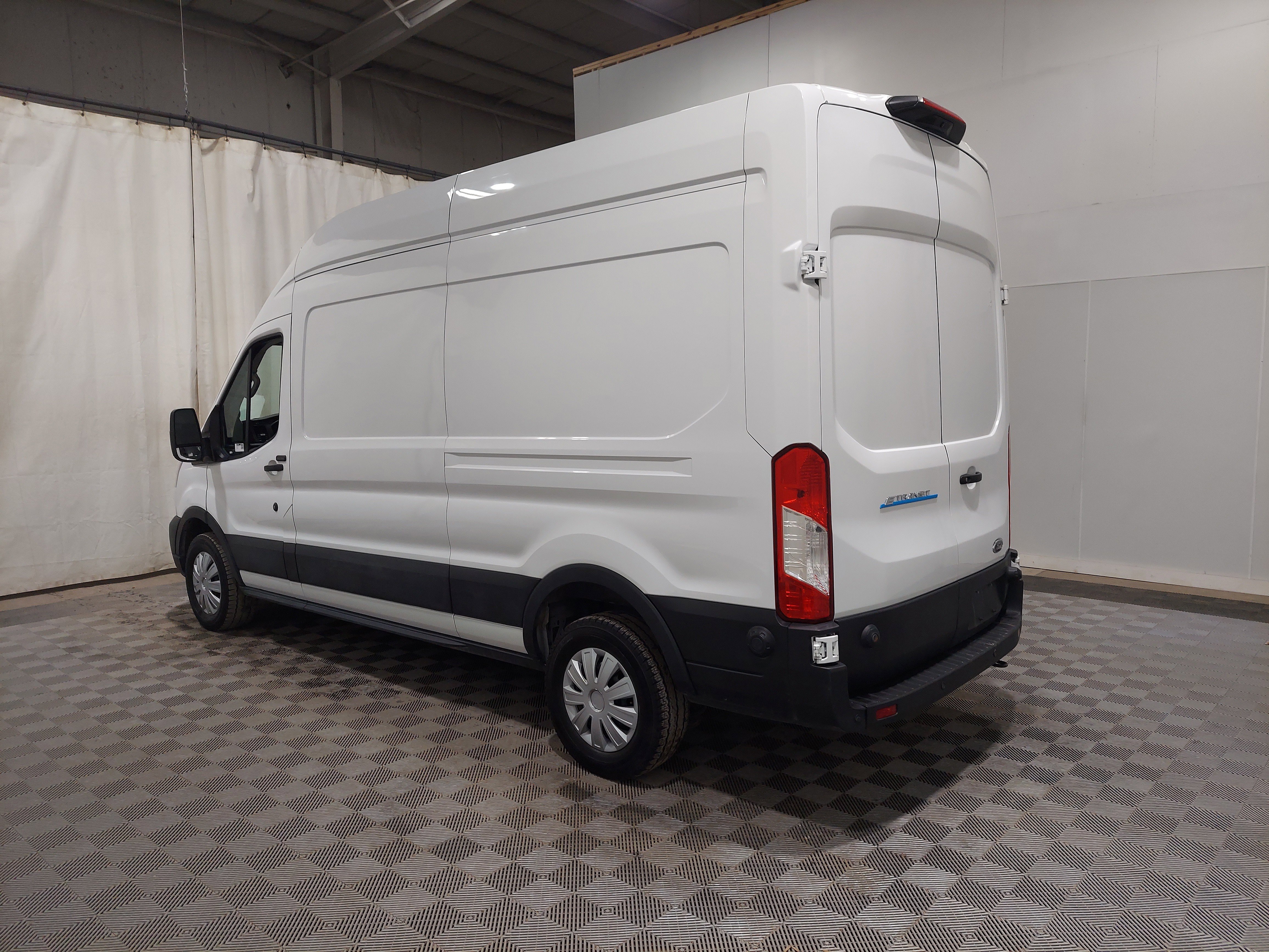 Used 2023 Ford E-Transit 148 High Roof RWD image 2