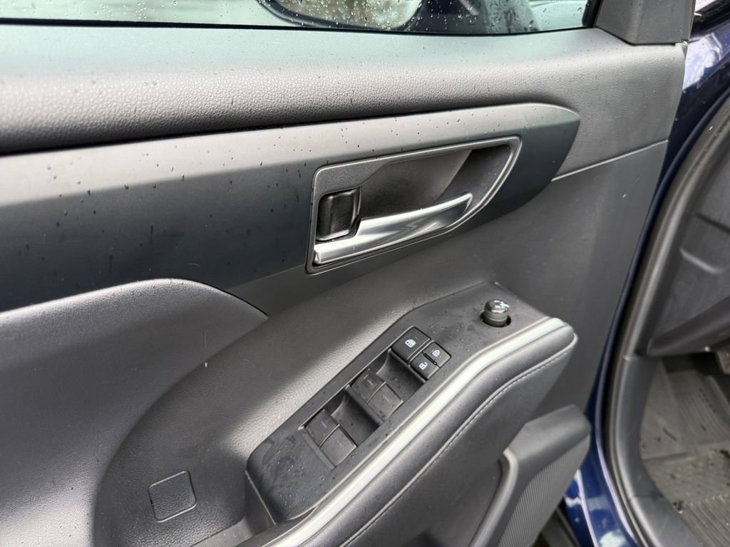 Used 2021 Toyota Highlander XSE image 11